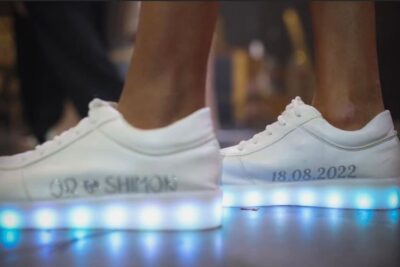 נעלי סניקרס ממותגות לכלה עם אורות לדים